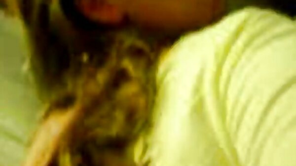 សិចស៊ីមិនគួរឱ្យជឿ buxom brunette babe នឹងទៅទោលនៅលើ webcam